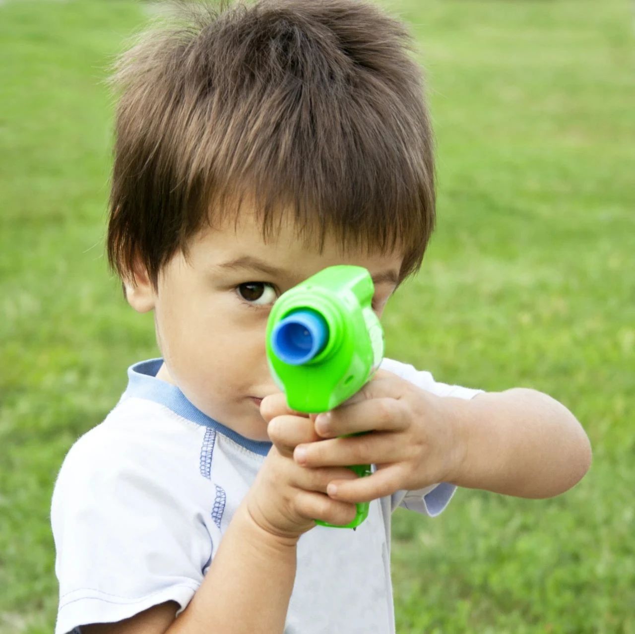 警惕玩具枪导致儿童眼部受伤，让六一儿童节更安全、更快乐！